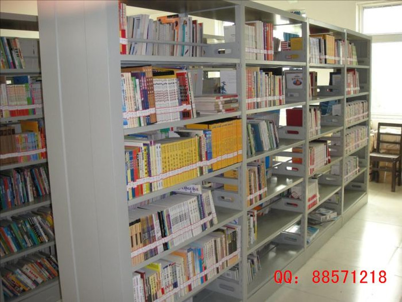 大學圖書館書架